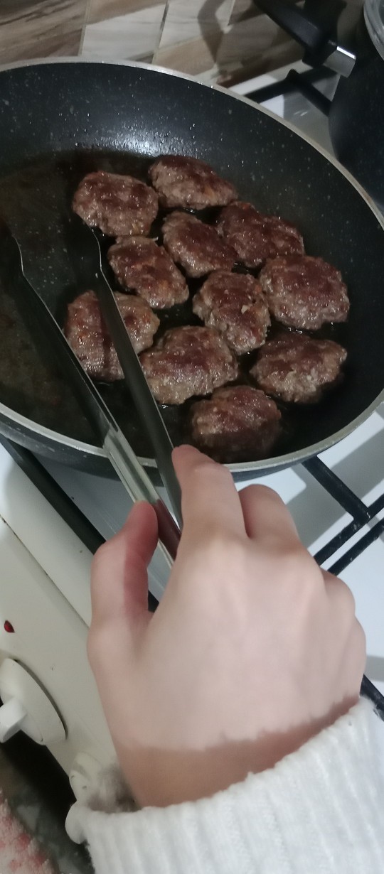 Köfte kızartıyorum yer misiniz?