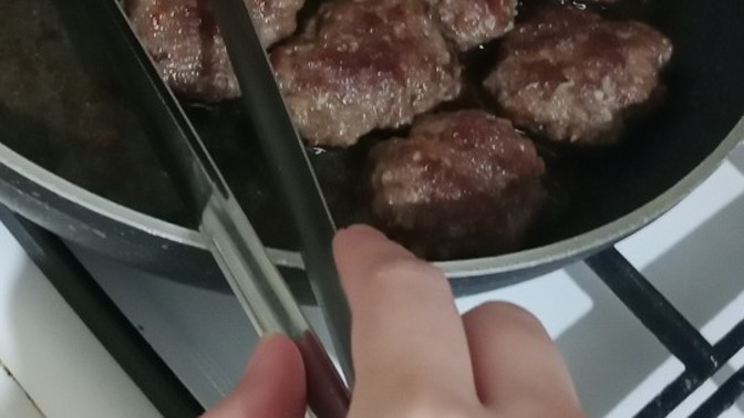 Köfte kızartıyorum yer misiniz?