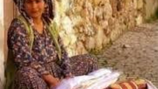 Bohçacı geldi! Bohçacı! Ne vereyim ablama abime?