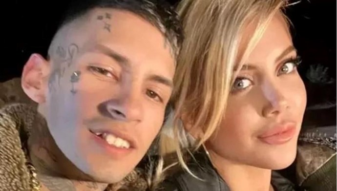 Wanda Nara, açtığı canlı yayında yeni sevgilisi L-Gante ile öpüştü. Wanda için skandal kraliçesi diyebilir miyiz?