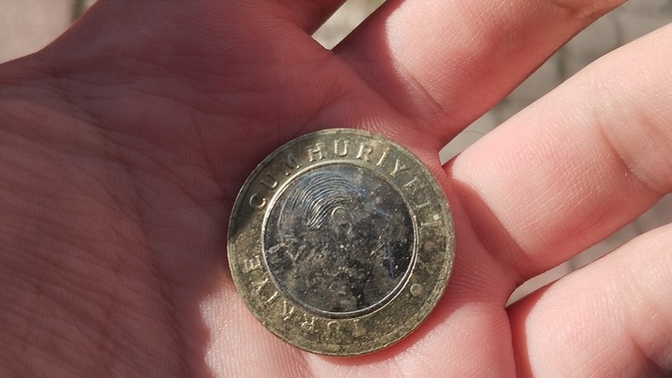 Yerde 1 lira buldum napiyim bunla?