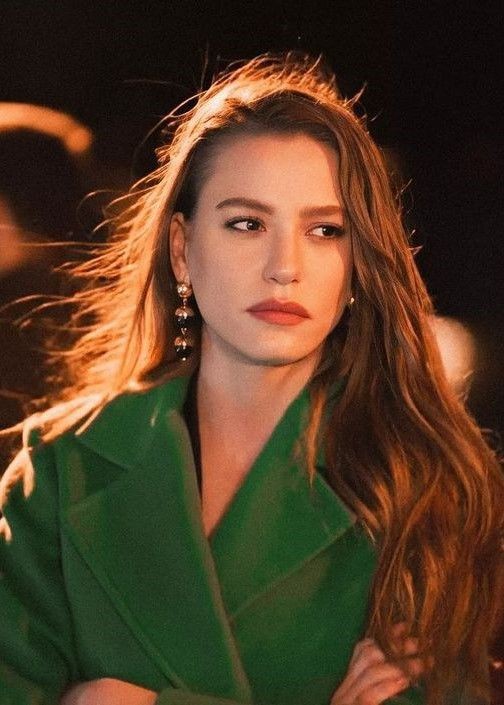Serenay Sarıkaya neden tüm exlerini hala Instagram da takip ediyor?