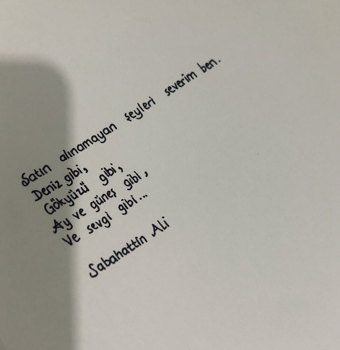 Şiir okumayı sever misiniz? Önerebileceğiniz şiir kitapları var mıdır?