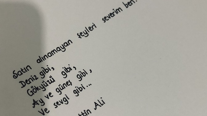 Şiir okumayı sever misiniz? Önerebileceğiniz şiir kitapları var mıdır?