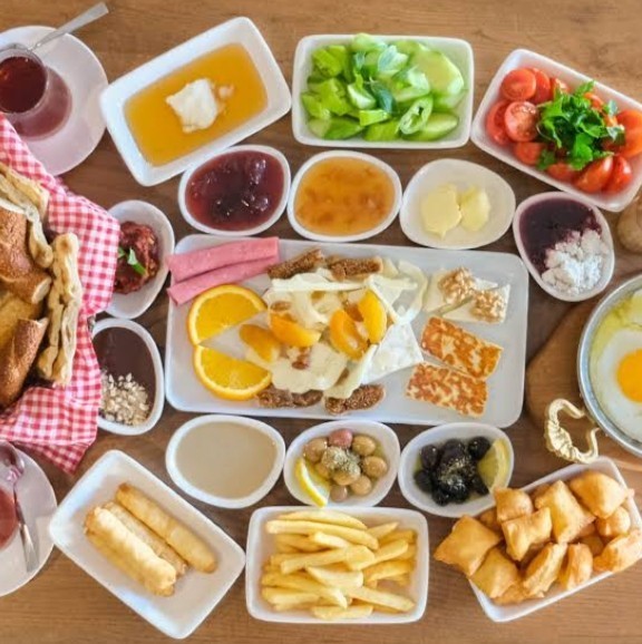 Kahvaltı yapar mısınız, yapmaz mısınız?