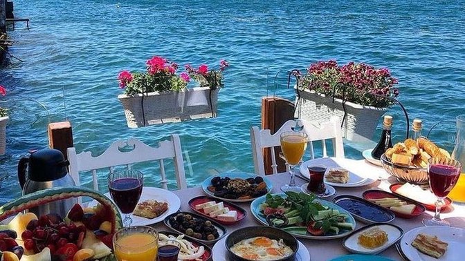 Tamda şu an kiminle hangi ülkede kahvaltı yapmak isterdin?