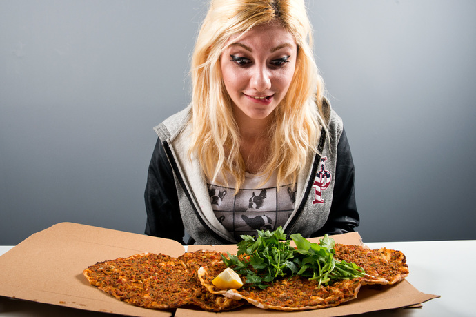 Bir oturmayla 4 tane lahmacun yiyen kız göz korkutur mu?