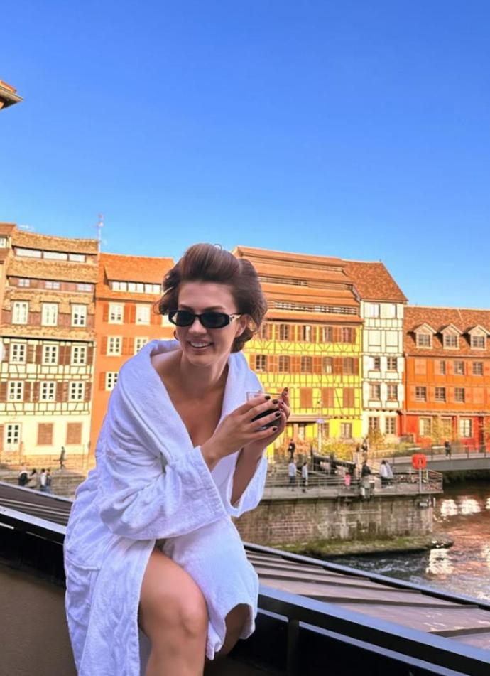 Burcu Özberkin balkondaki bornozlu pozları mest etti! Sen paylaşırmıydın?