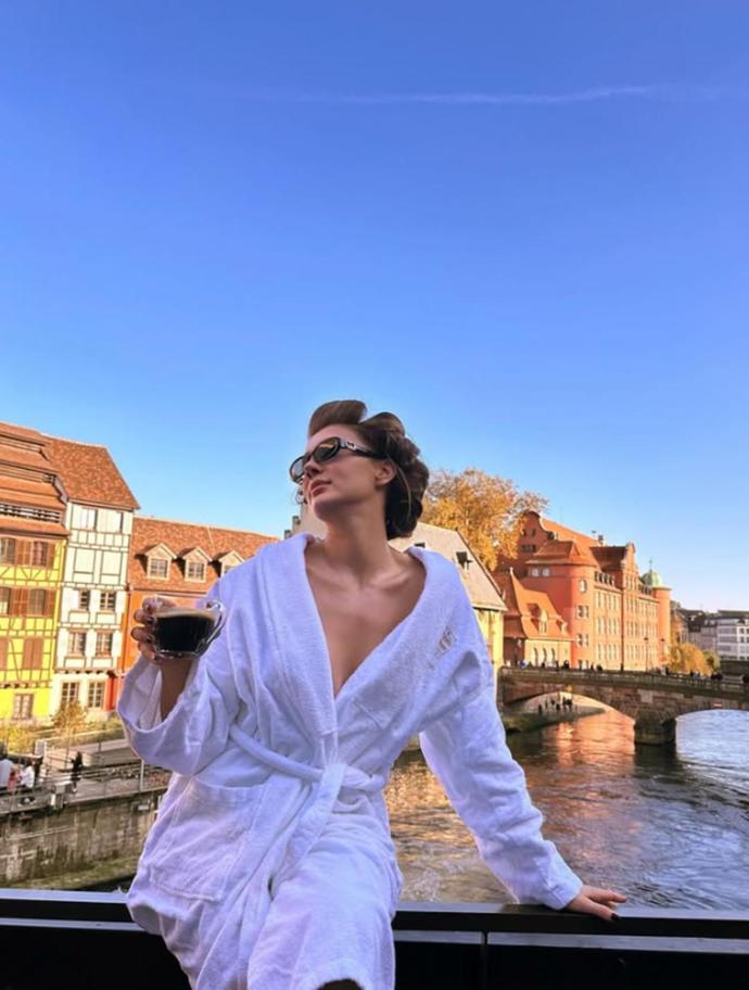Burcu Özberkin balkondaki bornozlu pozları mest etti! Sen paylaşırmıydın?