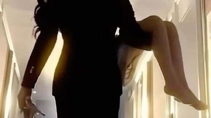 Sevgiliniz attığı mesajda "paranı dolara, beni altına yatır" yazmışsa neyi ima etmeye çalışıyordur?