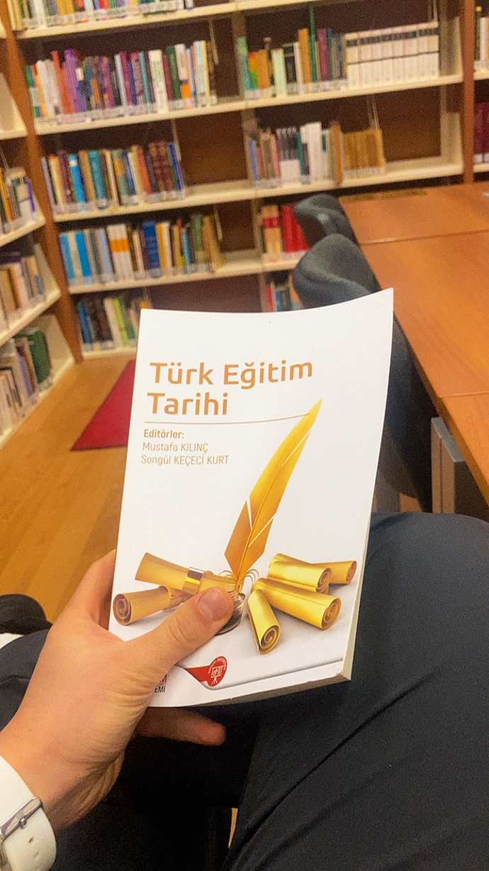 Kütüphanede ders çalışıyormuş gibi yapıyorum fakat yanıma güzel kız gelmiyo sizce neden 🤔?