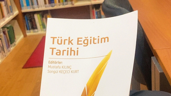 Kütüphanede ders çalışıyormuş gibi yapıyorum fakat yanıma güzel kız gelmiyo sizce neden 🤔?