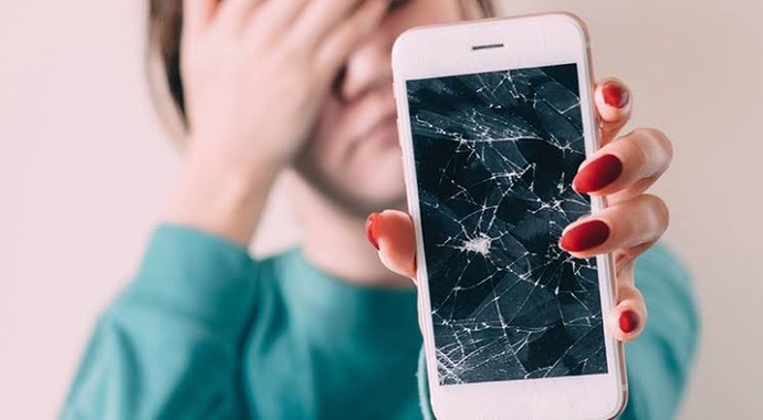 Telefonunuz düşüp yapılamayacak düzeyde kırılsa, üzüleceğiniz şey fiyatı mı olur yoksa başka şeyler mi?