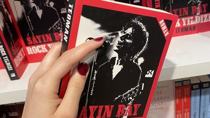 Teoman’ın romanı Sayın Bay Rock Yıldızı dizi olarak uyarlanacak! Kimler kimlerle izleyecek😀 ?