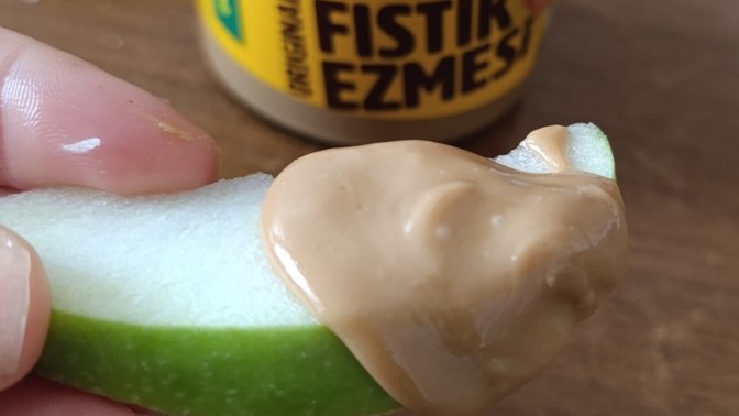 Siz hiç elmaya fıstık ezmesi sürüp yediniz mi?
