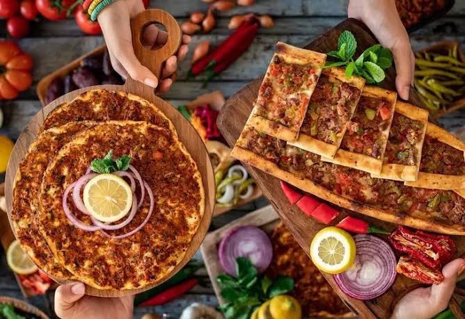Türkiyeye gelmemiş bir turiste gelirse ilk hangi yemeği yemesini tavsiye edersiniz?