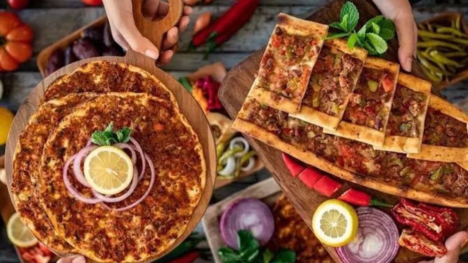 Türkiye'ye gelmemiş bir turiste gelirse ilk hangi yemeği yemesini tavsiye edersiniz?