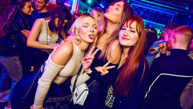 Evli bir kadın gece kulübüne gidebilir mi?