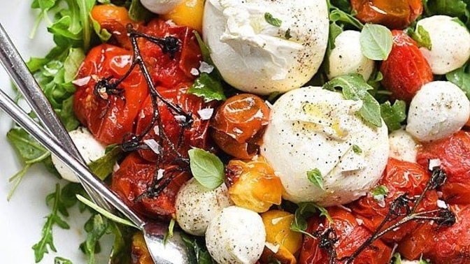 Hep aynı sebzeler/meyvelerle salata yemekten sıkıldınız mı? Farklı salatalar denemeyi sever misiniz?