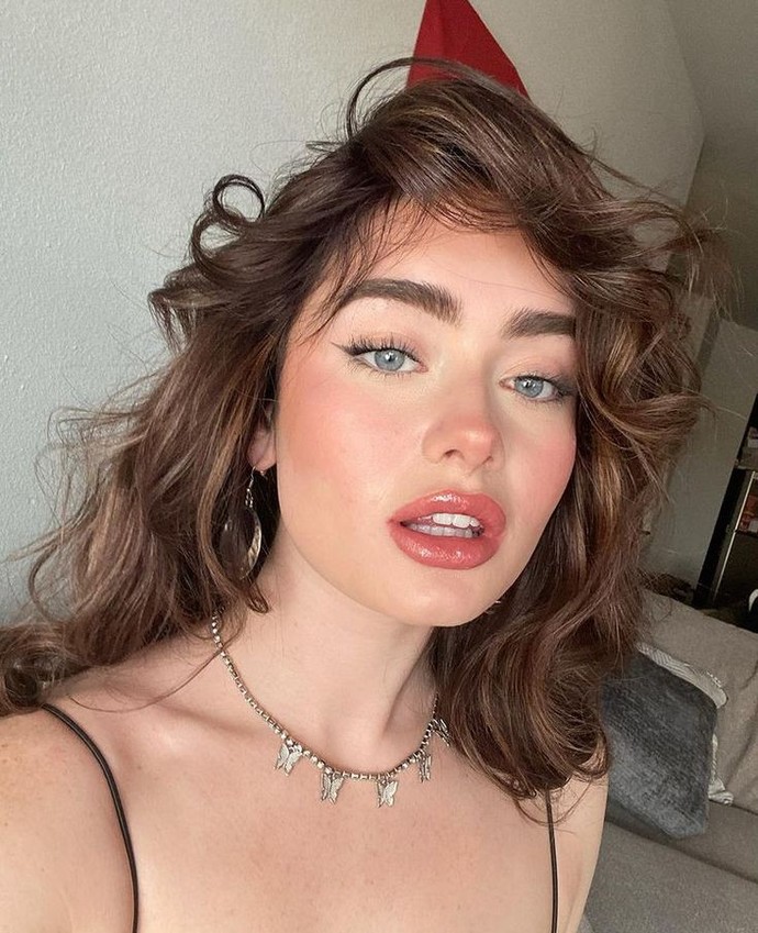 Dolgun dudağı olan kadın çekici mi görünür?