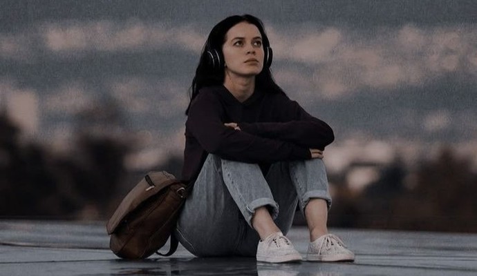 Şu an aklında düşündüğün biri var mı?