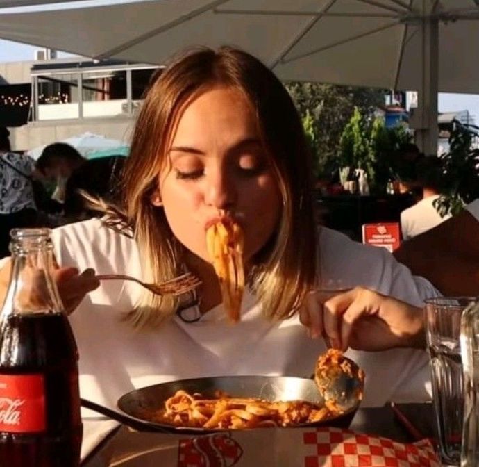 Sevgilim yemek yemekten bana vakit ayıramıyor. Ben yolumu ayırayım mı sizce?