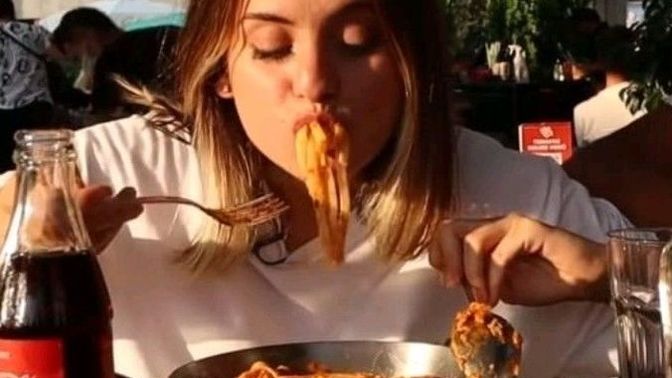 Sevgilim yemek yemekten bana vakit ayıramıyor. Ben yolumu ayırayım mı sizce?