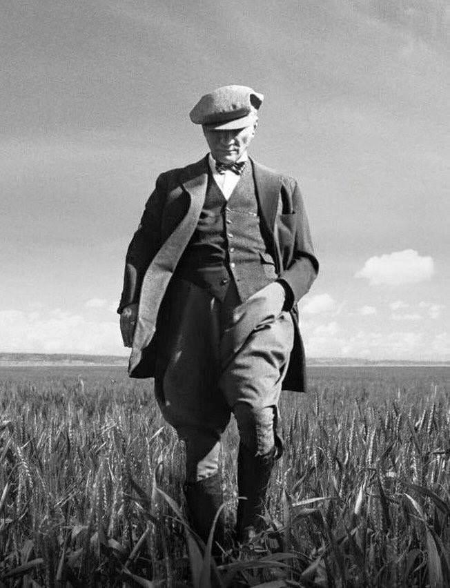 Atatürk'ün aramızdan ayrılışının 86. yılında saygıyla anıyoruz. 🖤 Atatürk'e ne söylemek isterdin?
