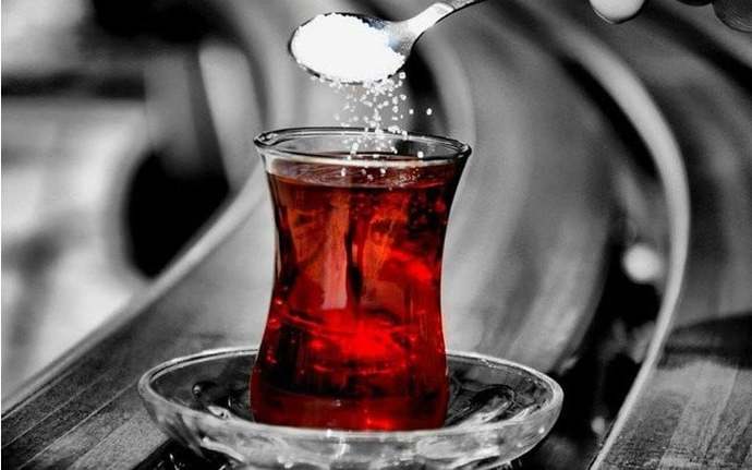 Çaya şeker atanlardan mısın, atmayanlardan mı?