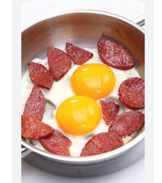 Kahvaltıda sucuklu yumurta yer misin?