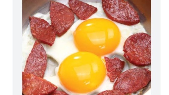 Kahvaltıda sucuklu yumurta yer misin?