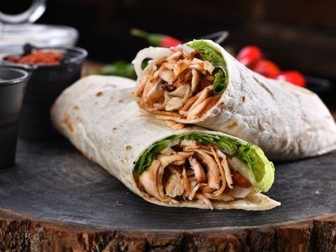 Tavuk döner sevmeyen varmı? En lüks restoranlarda yemek yersem dahi mutlaka haftada bir kez tam ekmek tavuk döner gömerim?