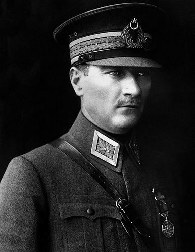 Yeni bir para basacak olsanız Atatürk'ün hangi fotoğrafını seçerdiniz?