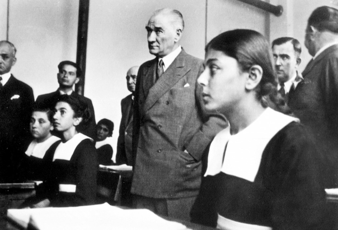Yeni bir para basacak olsanız Atatürk'ün hangi fotoğrafını seçerdiniz?