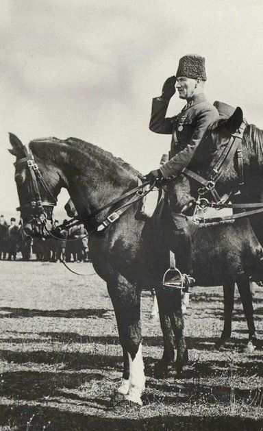 Yeni bir para basacak olsanız Atatürk'ün hangi fotoğrafını seçerdiniz?
