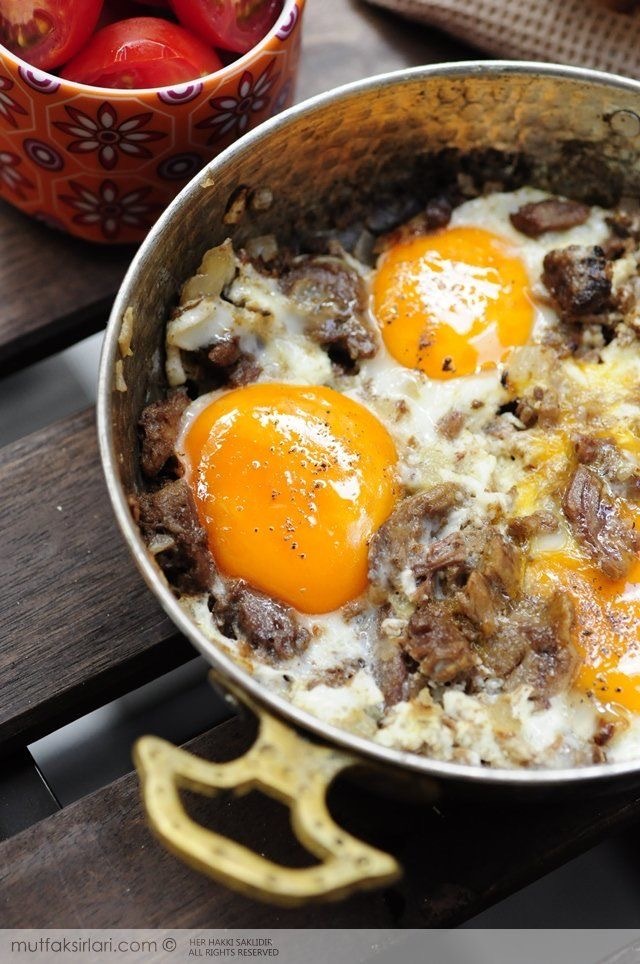 Pazar kahvaltısının yıldızı yumurta; sucuklu mu olmalı, kavurmalı mı?