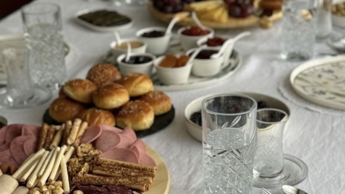 En güzel kahvaltı pazar kahvaltısı degılmidir? Eskıden pazar kahvaltısında Bob Ross izlerdık şimdi ne izliyorsunuz?