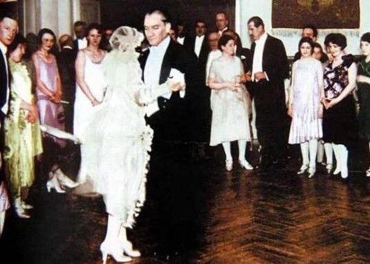 Atamızın en sevdiği danslardan olan Vals ve Zeybeği denediniz mi?