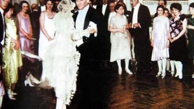 Atamızın en sevdiği danslardan olan "Vals" ve Zeybeği denediniz mi?