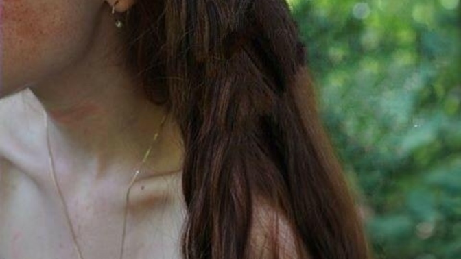 Sizce bu kadının yüzünde leke var mı? pürüzsüz mü?