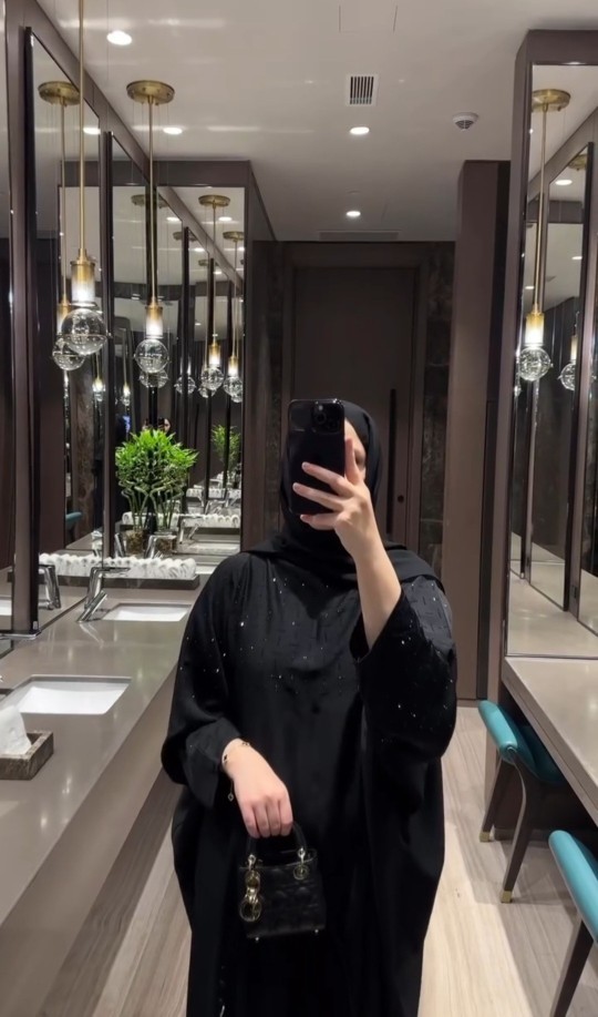 Dışarıda böyle kapalı kızlara neden kimse yanaşmıyor bakıp da?