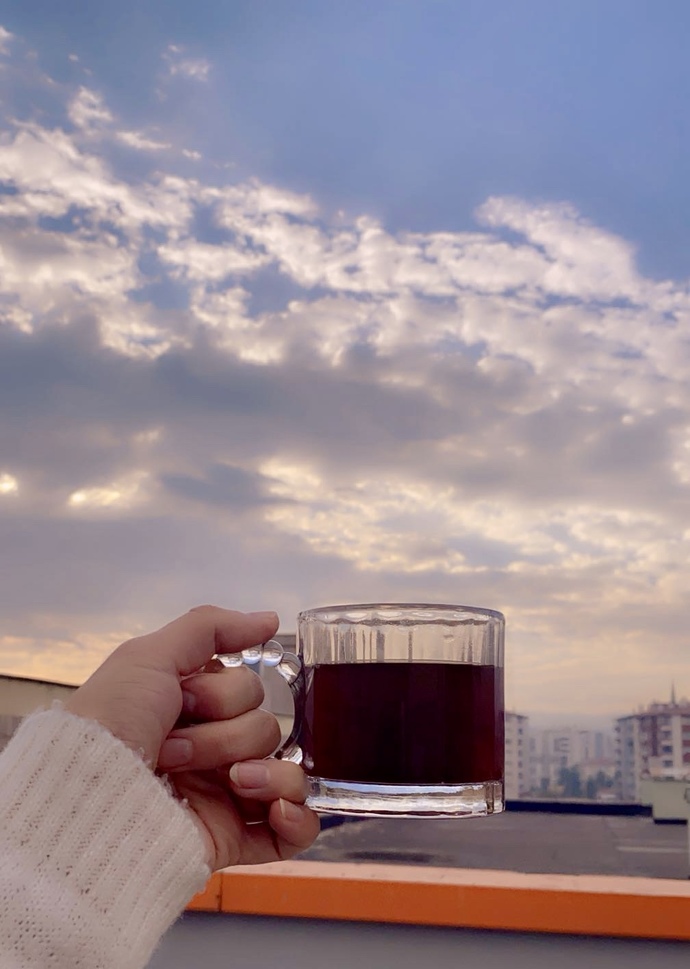 Gün🌙dınlar… Ben mesaideyim 👩‍💻 Sizler ne yapıyorsunuz bu yağmurlu haftasonunda?