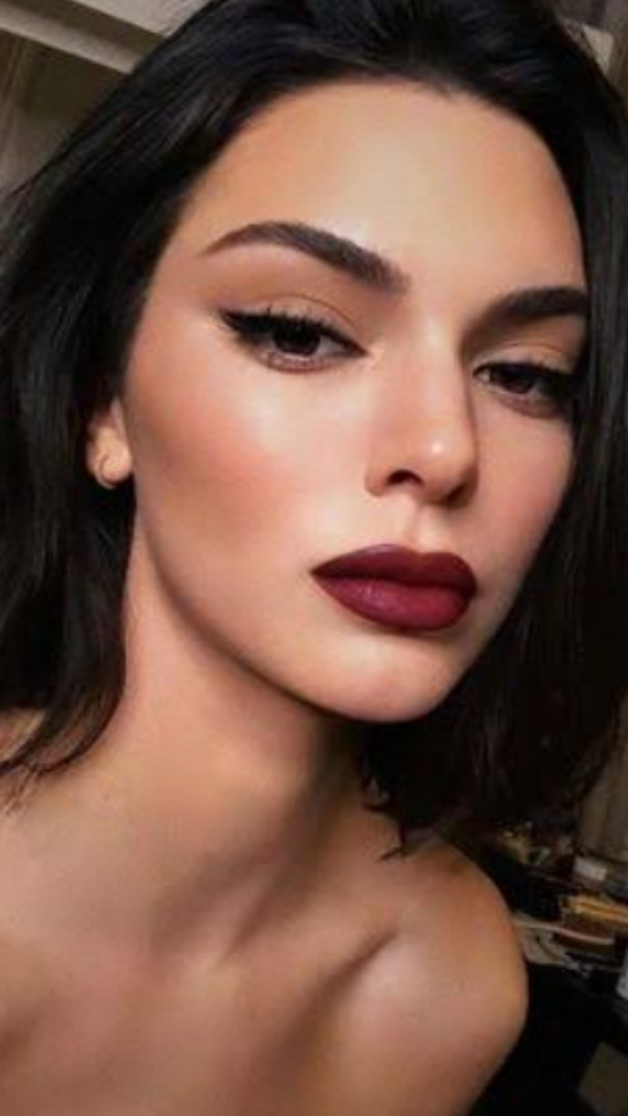 Kırmızı ruj esmerlerin rengi mi yoksa beyaz tenlilerin rengi mi?