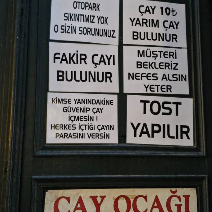 Karaköyde bir çay ocağı, 5 TLye yarım çay satmaya başladı. Dışarıda çay içmeyi seviyor musunuz?