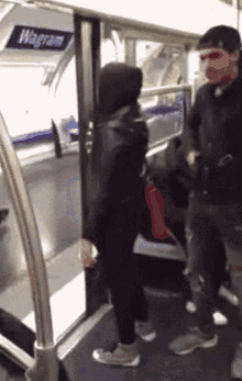 Metroya havalı binme girişiminde bulunan birine nasıl tepki verirsiniz?