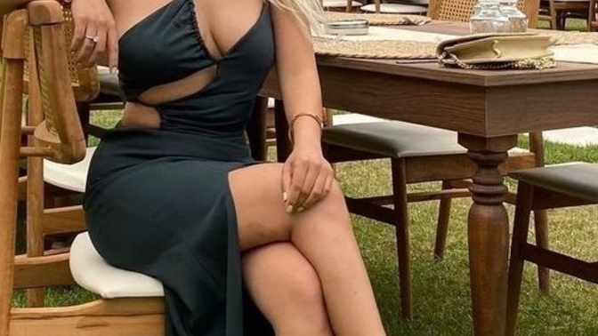 Karın bir düğünde bu elbiseyi giyebilir mi?