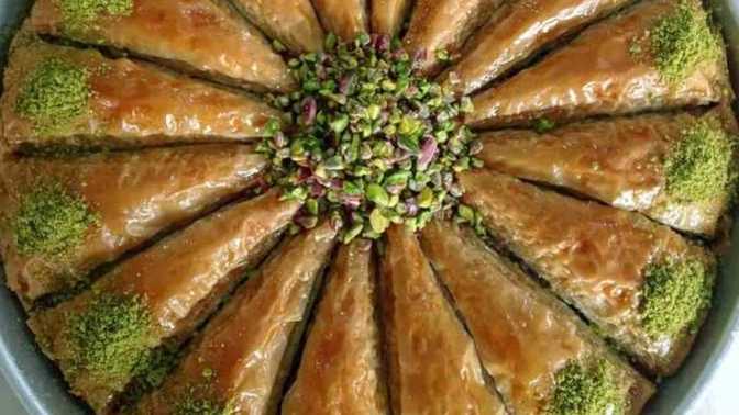 Şerbetli tatlı sever misin yorum at sana tatlı yollayayım?