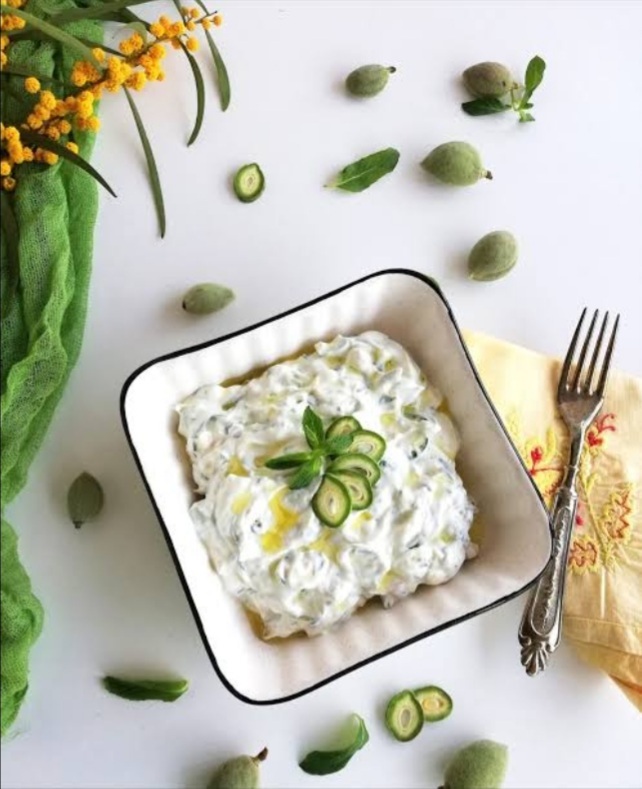 Cacık yan yemek mi ana yemek mi?