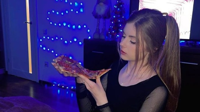 Pizza yiyen kızlar size göre itici midir?