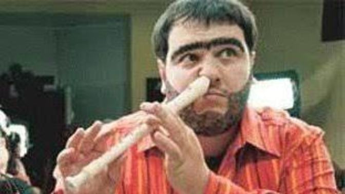 Tatlı diliyle aklını çalan mı burnuyla flüt çalan mı seni tavlar?